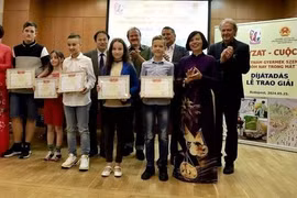 Vietnamese Ambassador to Hungary Nguyen Thi Bich Thao (front, first, right) and President of the Vietnamese Women’s Union in Hungary Dr. Pham Bich Thien (front, first, left) present certificates of merit to winners of the contest (Photo: VNA)