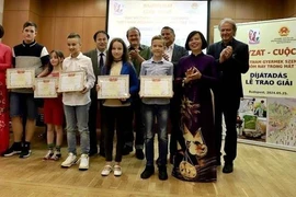 Vietnamese Ambassador to Hungary Nguyen Thi Bich Thao (front, first, right) and President of the Vietnamese Women’s Union in Hungary Dr. Pham Bich Thien (front, first, left) present certificates of merit to winners of the contest (Photo: VNA)