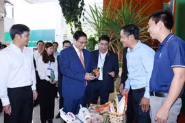 PM Pham Minh Chinh visits a booth of Tay Ninh agricultural products (Photo: VNA)