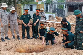 Authorities inspect and devise a plan to safely dispose of the 334 kg bomb. (Photo: VNA)