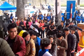 People line up to get wealth SIM cards of cellphones 