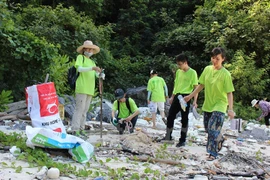 Volunteers clean up Ha Long Bay