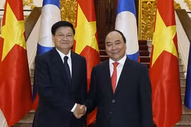 Vietnamese, Lao PMs hold talks