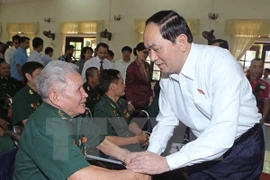 President presents gifts to wounded soldiers