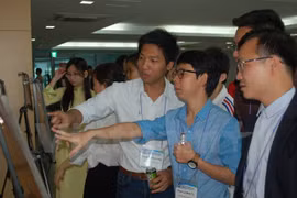 Vietnamese students talk science at Seoul conference