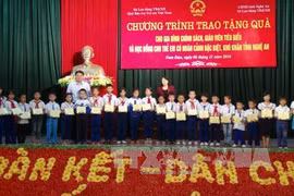 Vice President presents gifts to disadvantaged students