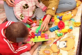 Vietnamese women present gifts to orphans in Malaysia