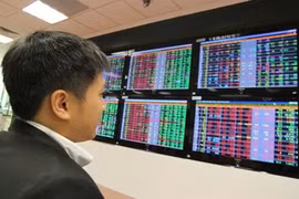Vietnam’s stocks down on lower oil prices