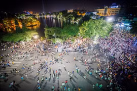 Hoan Kiem Lake walking zone draws big crowds on weekend 
