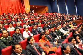 Delegates applaud draft documents at 12th National Party Congress 