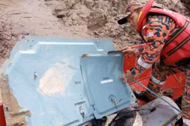 Malaysian air crash: debris, female body found
