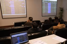 Financial stocks help Vietnam shares bounce back