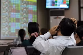 Low oil prices pull markets down