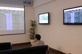 Low investor confidence sees stocks in Vietnamese financial firms fall