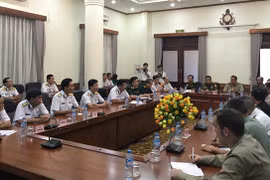 Foreign military attachés tour Vietnam’s naval units