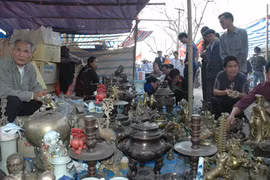 Buying luck at Vieng Market 