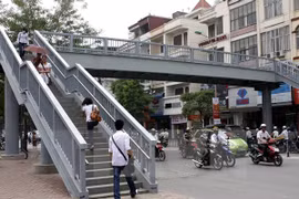 Hanoi to fine pedestrians violating traffic laws