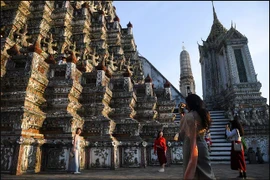 Tourists from mainland China dressed in traditional Thai costumes visit Wat Arun temple (Photo: reuters.com)