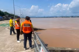 Officials view the rising Mekong River in Muang district of Nakhon Phanom on September 17 (Photo: bangkokpost.com) 