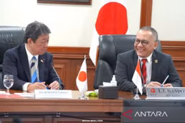 Secretary General of the Japanese Liberal Democratic Party (LDP), Motegi Toshimitsu (L), with Head of the National Research and Innovation Agency (BRIN), Laksana Tri Handoko, at the BRIN Office in Jakarta, July 29, 2024. (Photo: en.antaranews.com)