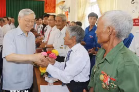 Party General Secretary Nguyen Phu Trong during his visit to the mountainous commune of Son Ha in Son Hoa district of Phu Yen province on May 3, 2016. (Photo: VNA)