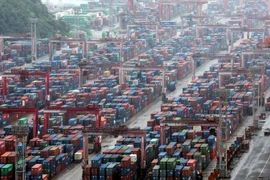 Shipping containers are stacked at a port in Busan (Photo: koreatimes.co.kr)