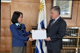 Vietnamese Ambassador to Argentina and Uruguay Ngo Minh Nguyet (L) presents a copy of her credentials to Uruguayan Minister of Foreign Affairs Omar Paganini in Montevideo on May 16, (Photo: VNA) 