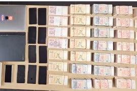 Cash and gambling paraphernalia seized during a transnational unlawful betting cracking operation by the Singaporean and Malaysian police. (Photo: channelnewsasia.com) 