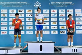 Nguyen Thi That (left) on the podium for silver at the 43rd Asian Road Cycling Championship on June 11 in Almaty, Kazakhstan (Source: vietnamnews.vn) 