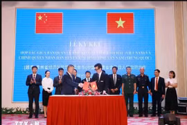 Lai Chau Economic Zone Management Board and the administration of Jinping district, China's Yunnan province sign a MOU in the northern province of Lai Chau, July 30. (Photo: 