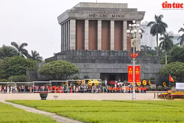 Around 32,000 people visit Ho Chi Minh Mausoleum on President's 134th birthday. (Photo: VNA)