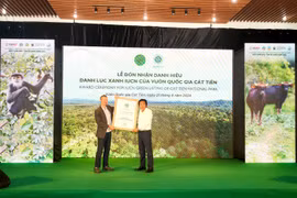 Jake Brunner (L) - IUCN's representative in a ceremony to award GL certificate to Cat Tien National Park (Photo: iucn.org)
