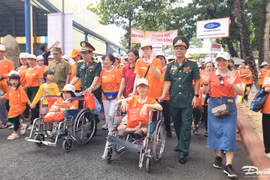 Over 5,000 join charity walk to support Agent Orange/dioxin victims (Photo: VNA)