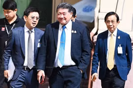 Thailand's Deputy Prime Minister and Commerce Minister Phumtham, centre, said the ministry was assigned by the premier to introduce the three-month economic recovery plan from Aug 20 to Nov 20. (Photo: bangkokpost.com) 