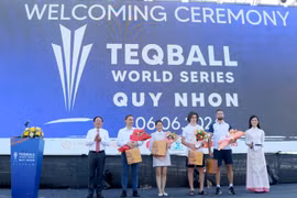 Chairman of the Provincial People's Committee Pham Anh Tuan (first from left) presents flowers and gifts to FITEQ General Secretary, representatives of the organising unit, athletes and referees (Photo: VNA)