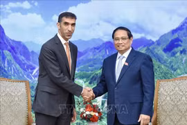 Prime Minister Pham Minh Chinh (R) and UAE Minister of State for Foreign Trade Thani bin Ahmed Al Zeyoudi, Hanoi, August 26 (VNA)