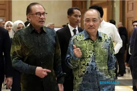 Malaysian Prime Minister Anwar Ibrahim (L) on August 27 attends the 25th bilateral annual leaders’ consultation at Istana Nurul Iman and meets with Brunei’s Sultan Hassanal Bolkiah. (Photo:bernama.com)