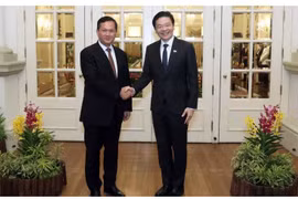Singaporean Prime Minister Lawrence Wong (R) greets Cambodian Prime Minister Hun Manet on June 18. (Photo: Singapore's Ministry of Communications and Information) 