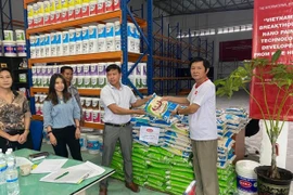 Vietnamese in Malaysia deliver warm support to fellows hurt by COVID-19