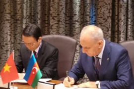 VNA General Director Nguyen Duc Loi and AzerTAc General Director Aslan Aslanov signed a cooperation agreement. (Source: VNA)