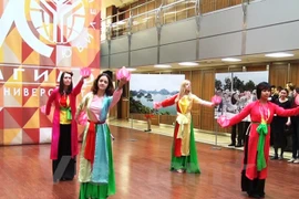 Russian students in a dance performance at the event. (Photo: Vietnamplus)