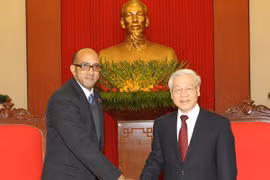 Party General Secretary Nguyen Phu Trong greets newly-accredited Ambassador Herminio Lopez Diaz (Photo: VNA)
