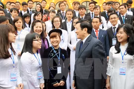 President Sang meets outstanding students. (Photo: VNA)