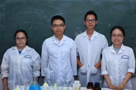 Vietnamese students won golden medal at the 46th IBO (Photo:VNA)