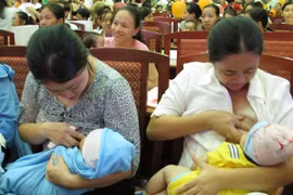 Breastfeeding can help reduce 13 percent of the rate mortality of children under five years old, or save about 6 million children from infectious diseases (Photo: VNA)