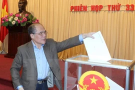 NA Chairman Nguyen Sinh Hung were submitting his vote (Photo: VNA)