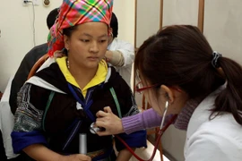 A young doctor give a free check-up to an ethnic minority woman in Yen Bai province (Photo: VNA)