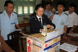 Customs discovered a great amount of money illegally transported at the Tan Son Nhat International Airport (Photo" VNA)
