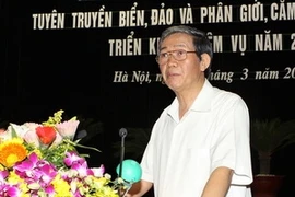 Politburo member Dinh The Huynh addresses the conference (Photo: Nguyen Dan/VNA)