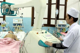 A child receives treatment (Photo: VNA)